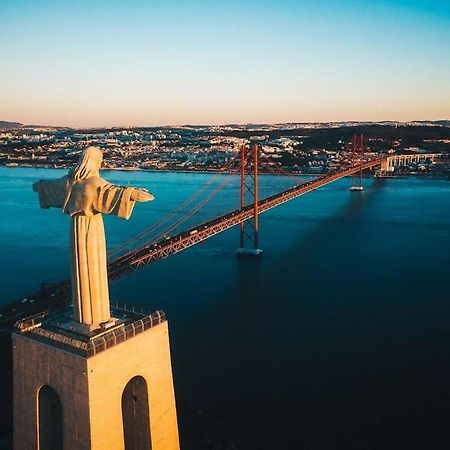 Lisbon Tagus River - Almada Extérieur photo
