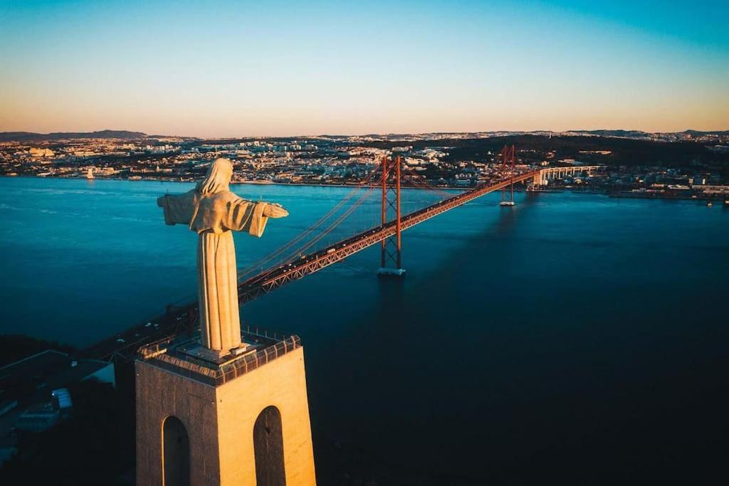 Lisbon Tagus River - Almada Extérieur photo